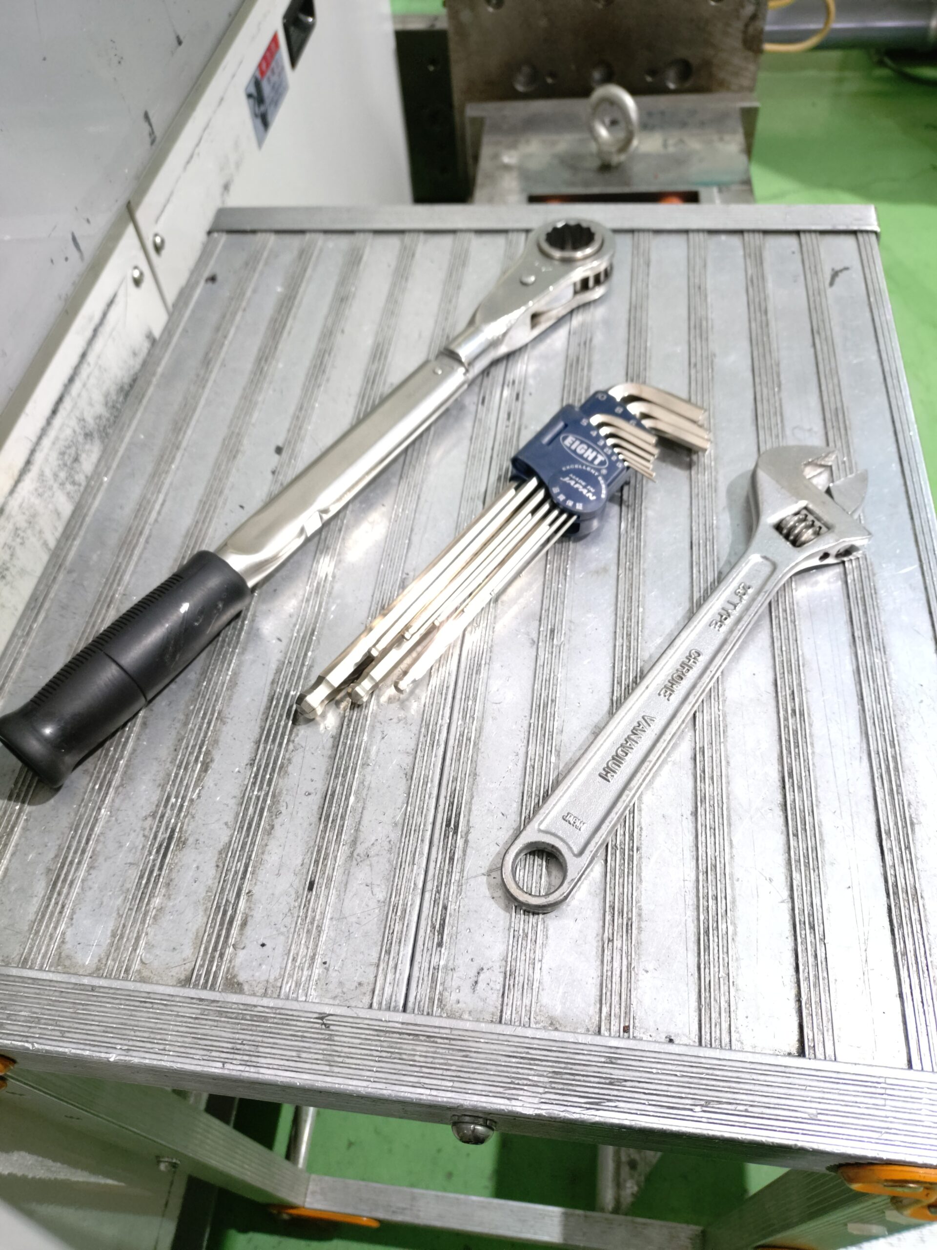 射出成形1級技能士が現場で愛用する三種の神器（ラチェット、六角レンチ、モンキーレンチ）